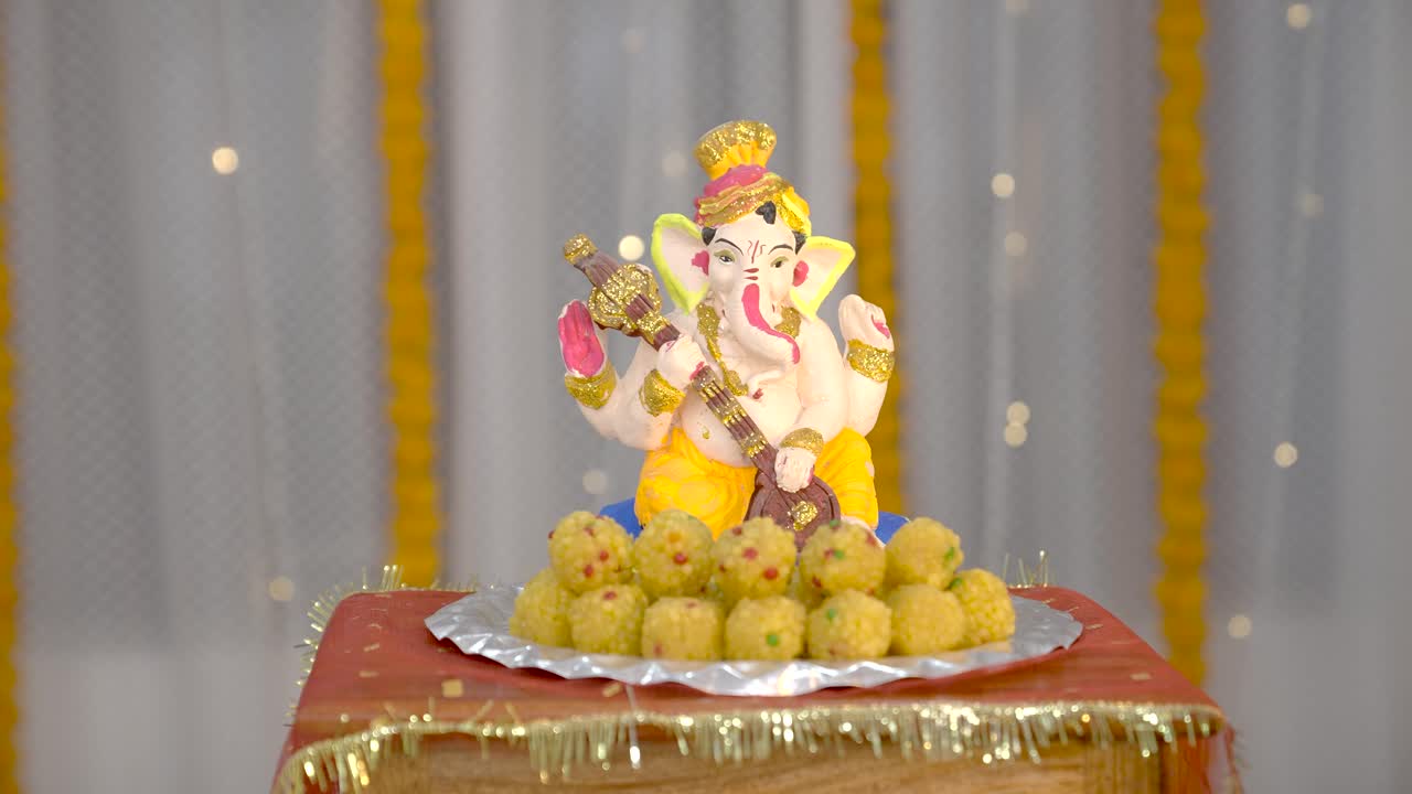 Il dio indù Signore Ganesh ji con un dolce Ladoo