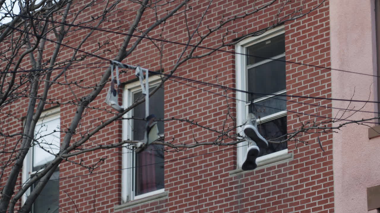 ventanas con zapatillas de deporte y zapatos femeninos colgando en primer plano