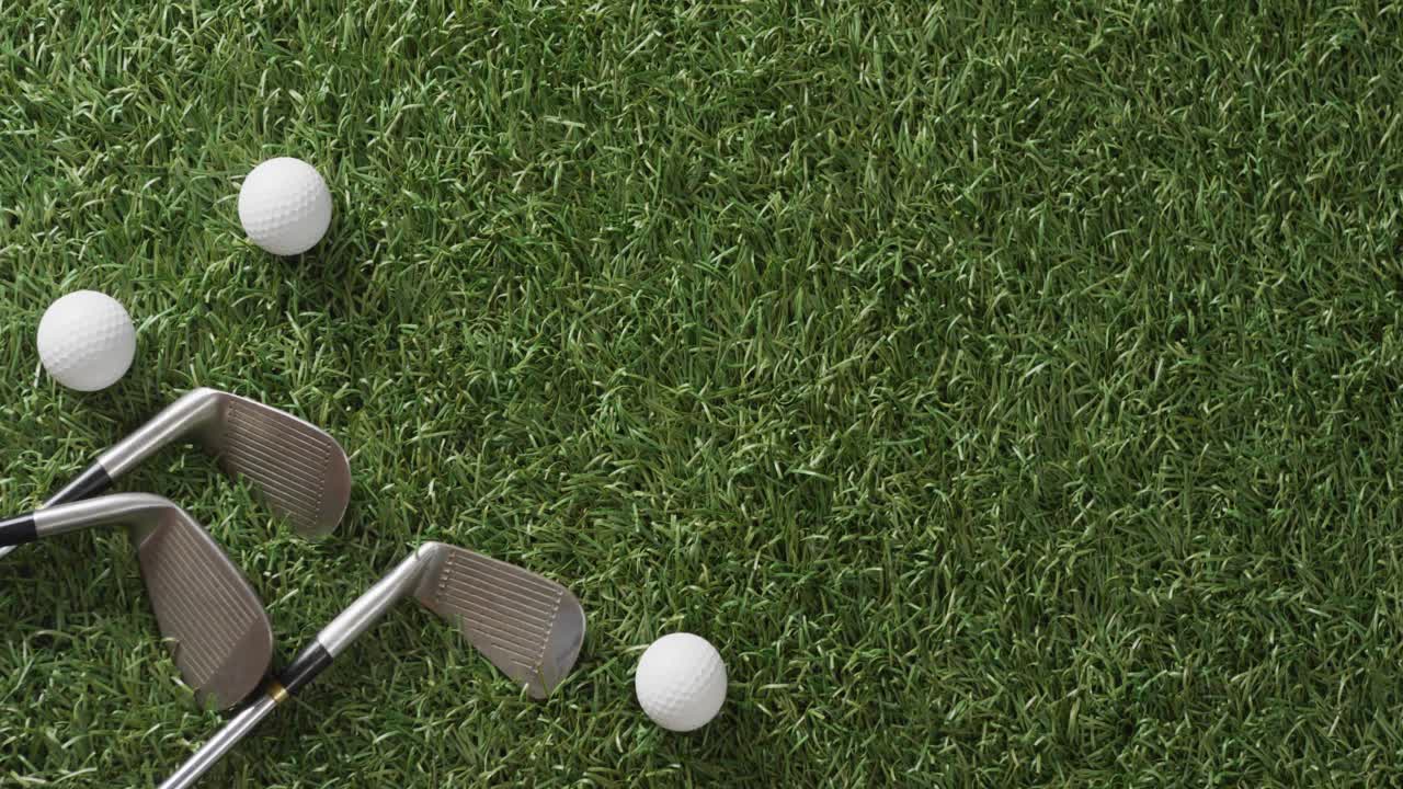 Primo piano di mazze e palline da golf su erba, spazio per il testo, slow motion