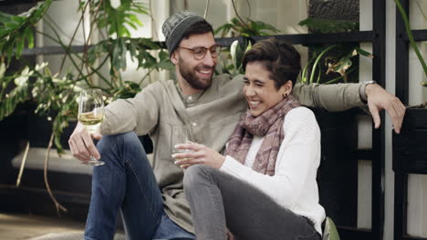 pareja disfrutando de bebidas al aire libre