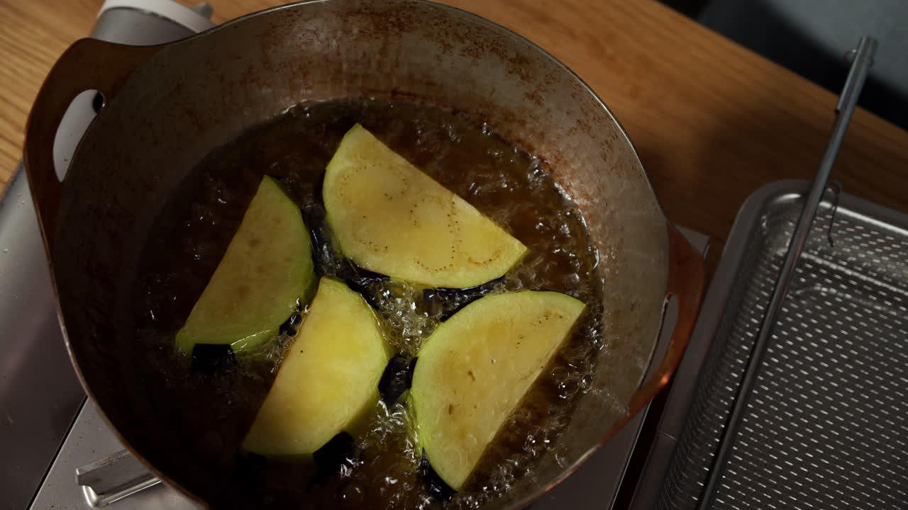 일본 도쿄의 가정 주방에서 튀김 카모나스 요리사