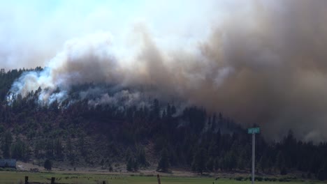 El-Fuego-De-Matorrales-Se-Propaga-A-Través-Del-Terreno-Montañoso