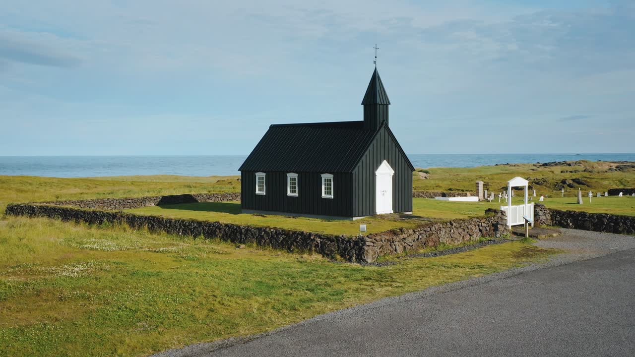 아이슬란드 스네펠스주쿨 국립공원의 부다키르자 성당 (budakirkja church in snaefellsjökull national park, iceland)