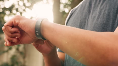 fitness, ejercicio y reloj digital con el hombre