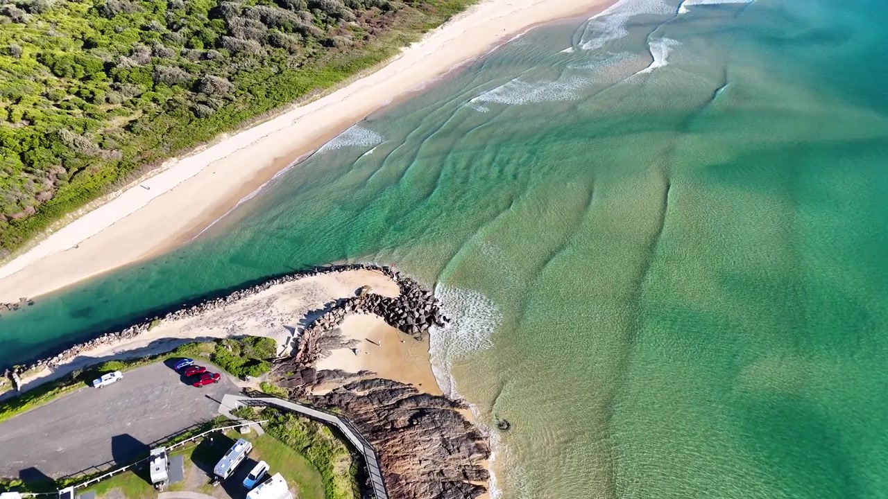 Vista aerea di spiaggia costiera e campeggio