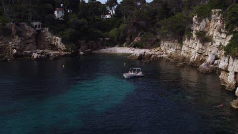 Barco-En-La-Cala-De-La-Playa-Escondida-En-La-Costa-Del-Paraíso-De-Antibes,-Al-Sur-De-Francia---Antena