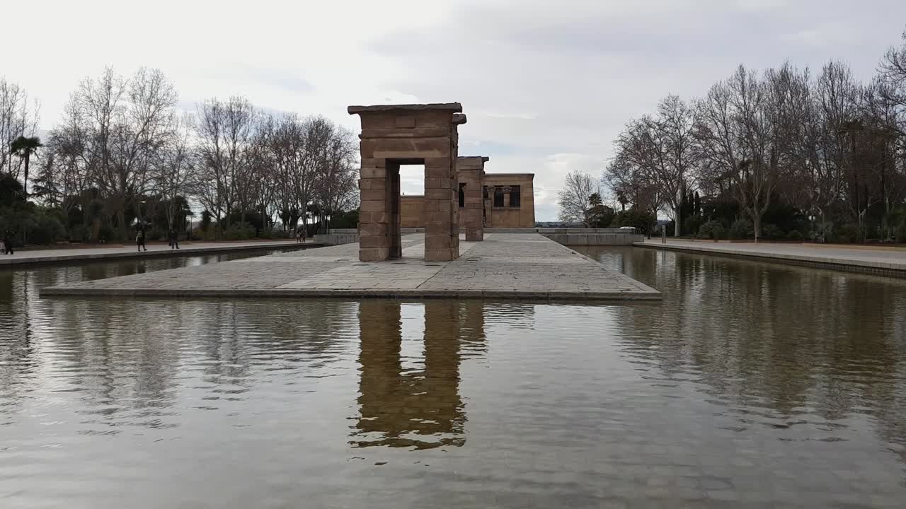 hermoso templo de debod en madrid en el parque oeste