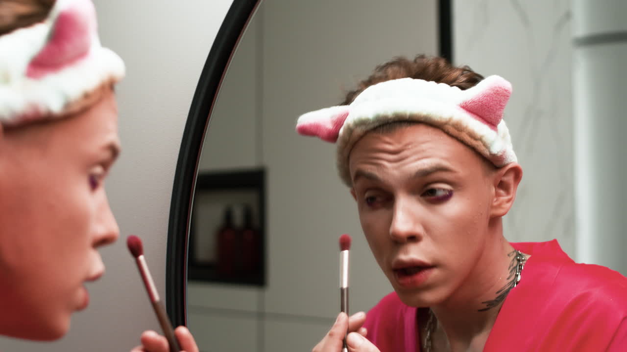 человек, использующий макияж дома