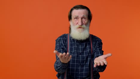 anciano levantando las manos en expresión indignada, preguntando por qué, qué razón de fracaso, irritación