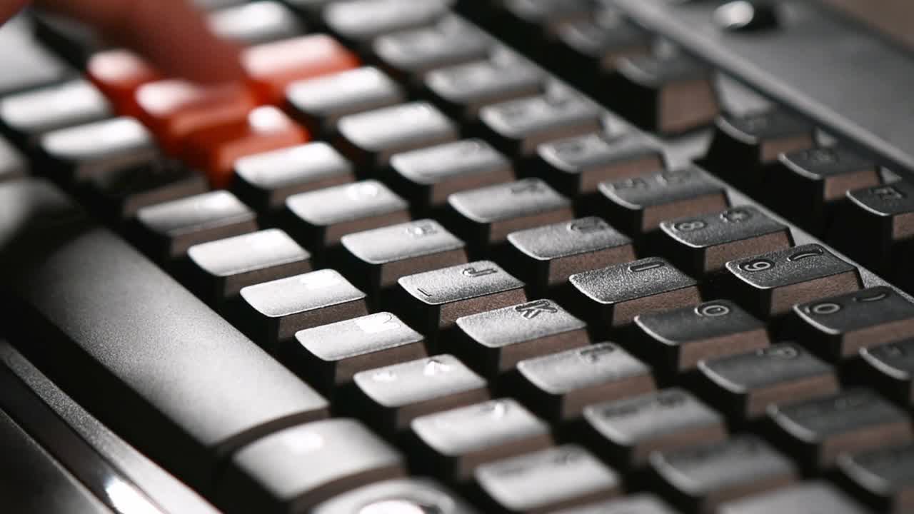 jugar juegos de computadora, usar el teclado de la computadora