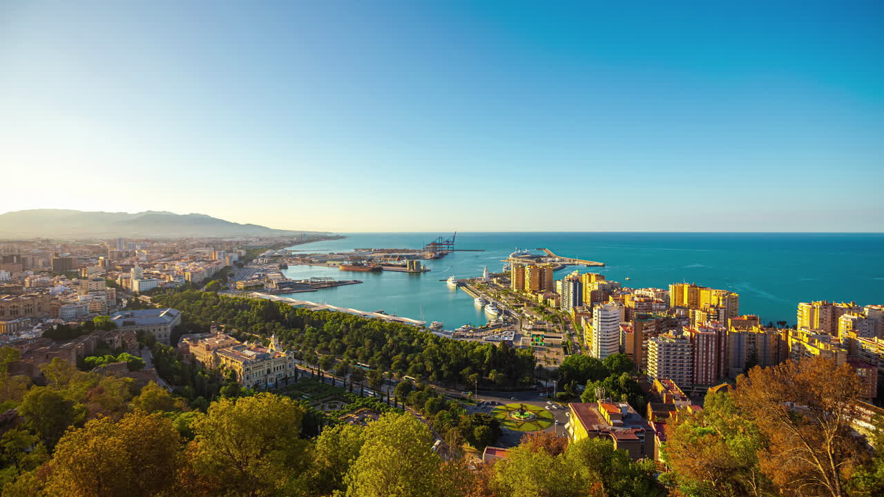 Bellissima zona costiera di Malaga - Spagna, con oceano blu e hotel a molti piani.
