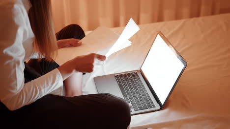 mujer que trabaja hasta tarde en la noche en casa