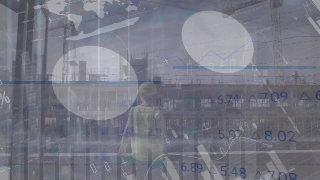 Trabajador de la construcción en la obra con superposición de datos financieros digitales.
