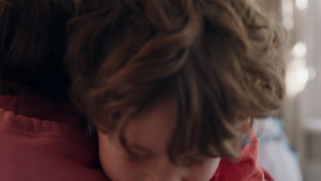 niño feliz abrazando a su madre disfrutando de la madre amorosa abrazando a su hijo en casa 4k imágenes