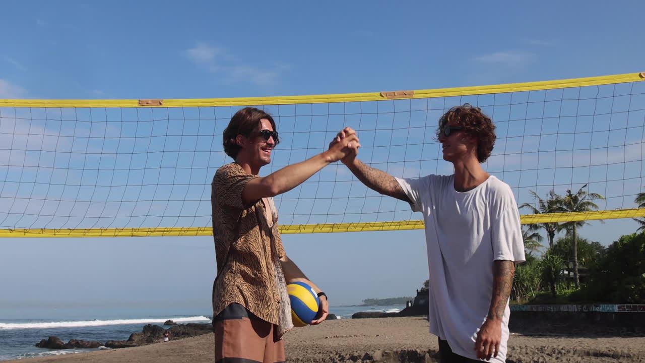 jugadores de voleibol de playa chocando esos cinco.