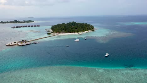 Drohnenaufnahme-Eines-Fantastischen-Inselresorts-Auf-Den-Malediven