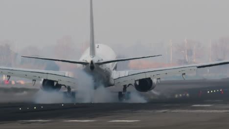 aterrizaje del avión en condiciones de niebla