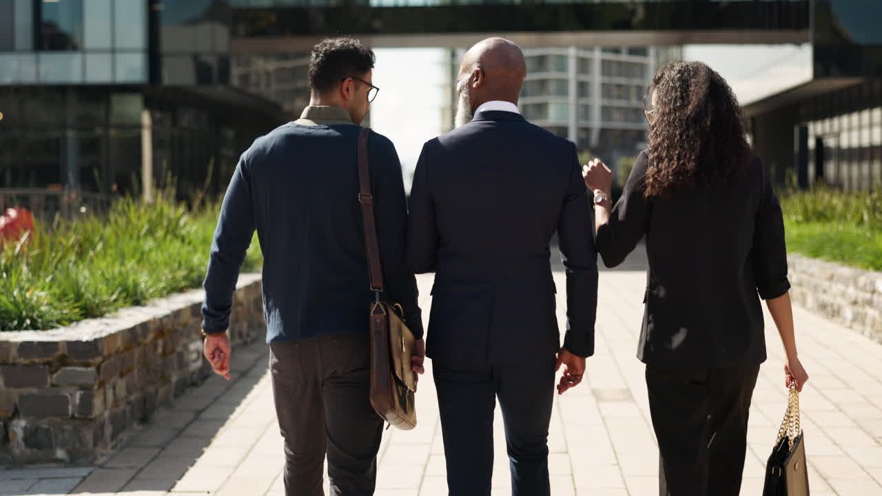 Pessoas de negócios, caminhando na cidade