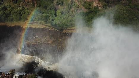las cataratas victoria en la frontera de zimbabwe y zambia en áfrica