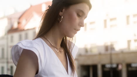 vista de cerca de una joven de moda sentada al aire libre