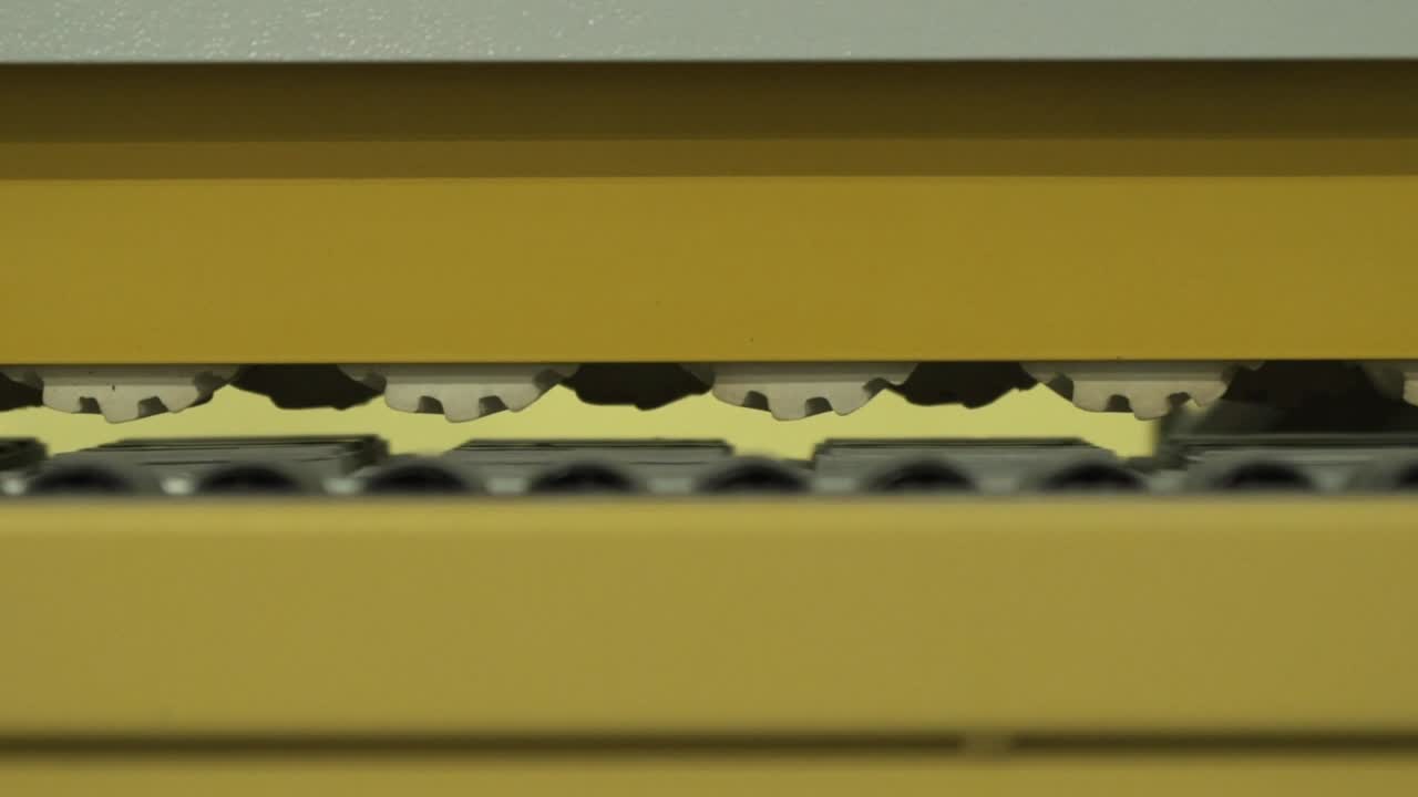 부품과 컨베이어 벨트를 가진 산업 기계