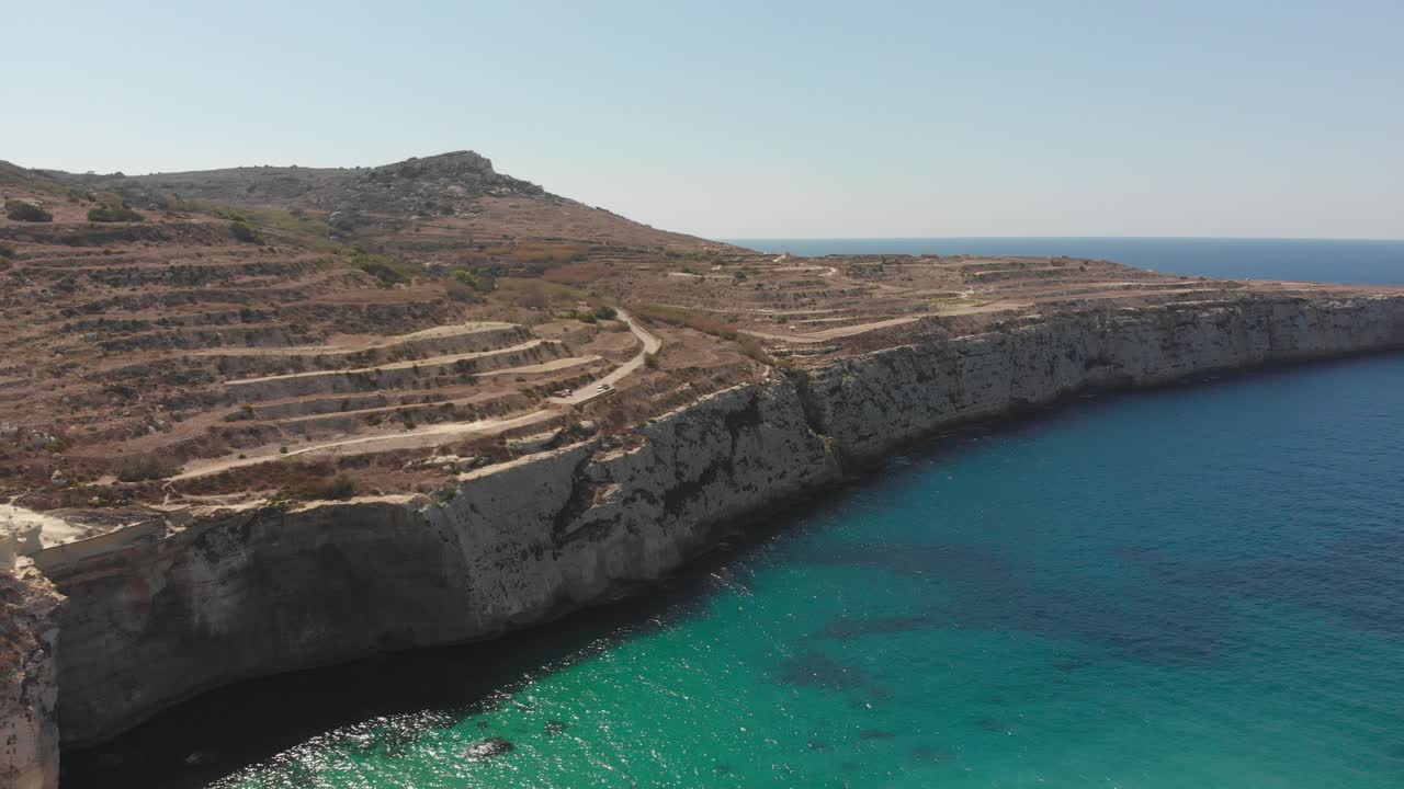 video aéreo de drones del oeste de malta, área de mgarr, bahía de fomm ir-rih