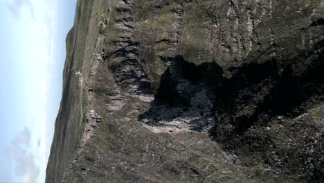 Clip-Espectacular-Filmado-En-4k-Vertical-Y-Sin-Graduar-Mientras-Un-Dron-Vuela-Cerca-De-Un-Cráter-Gigante-En-Francia-En-La-Isla-De-La-Reunión