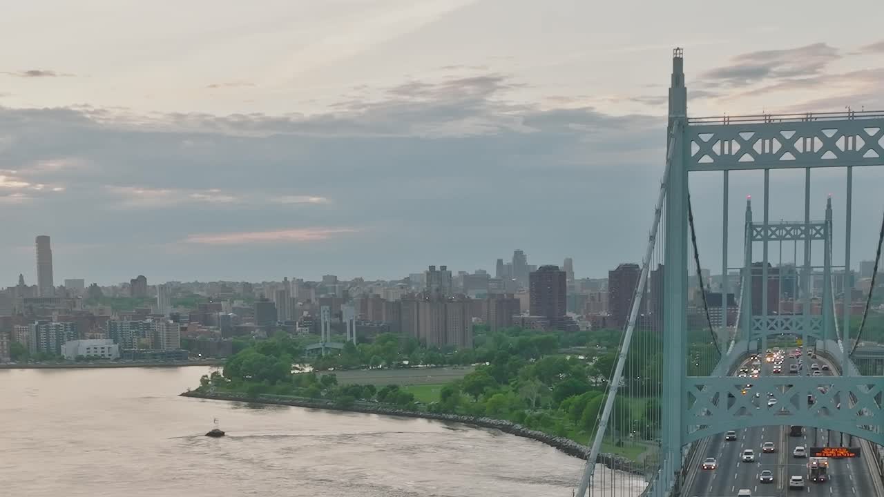 Красивый вид с воздуха на Нью-Йорк с рекой и мостом на закате