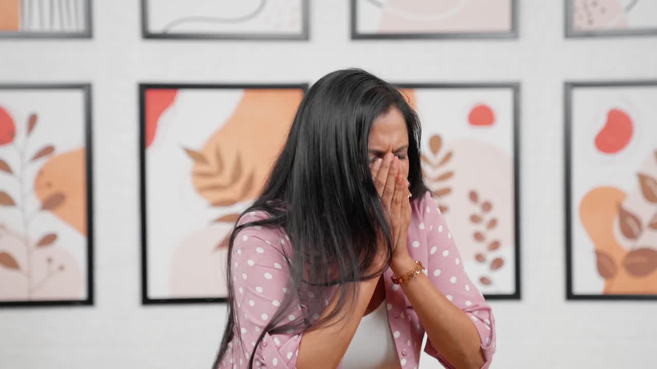 mujer india moderna estornudando