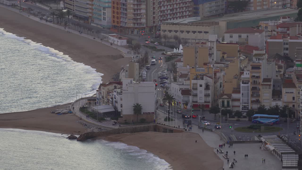 Ciudad de Blanes en la Costa Brava de España, ciudad costera turística, imágenes de atardecer y noche, vistas aéreas, playa principal.
