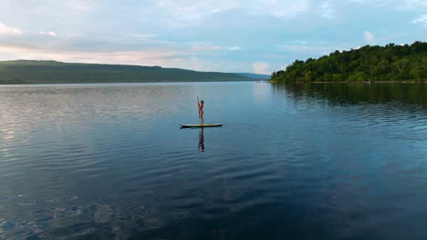 Frau-Auf-Standup-Paddleboard-Paddelt-Bei-Sonnenaufgang-Auf-Dem-See-Auf-Der-Insel-Moso-In-Vanuatu