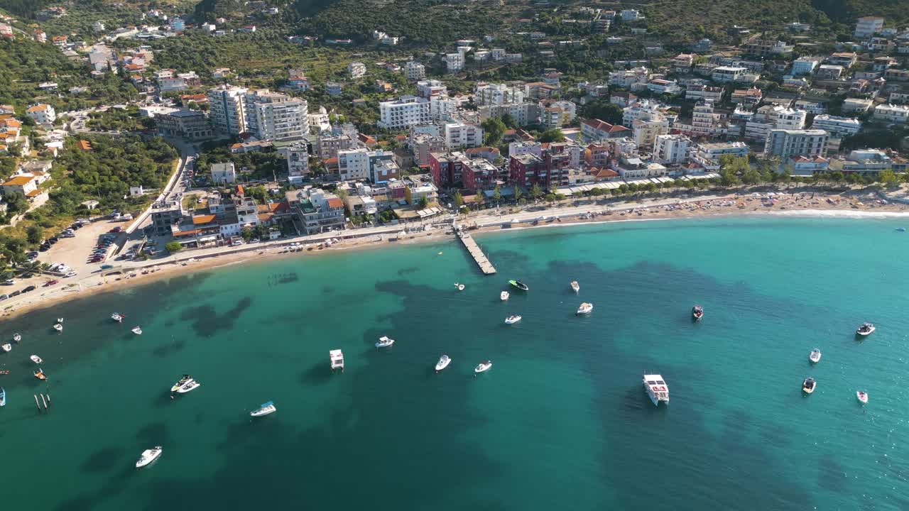 un avión no tripulado filmado sobre himare, albania