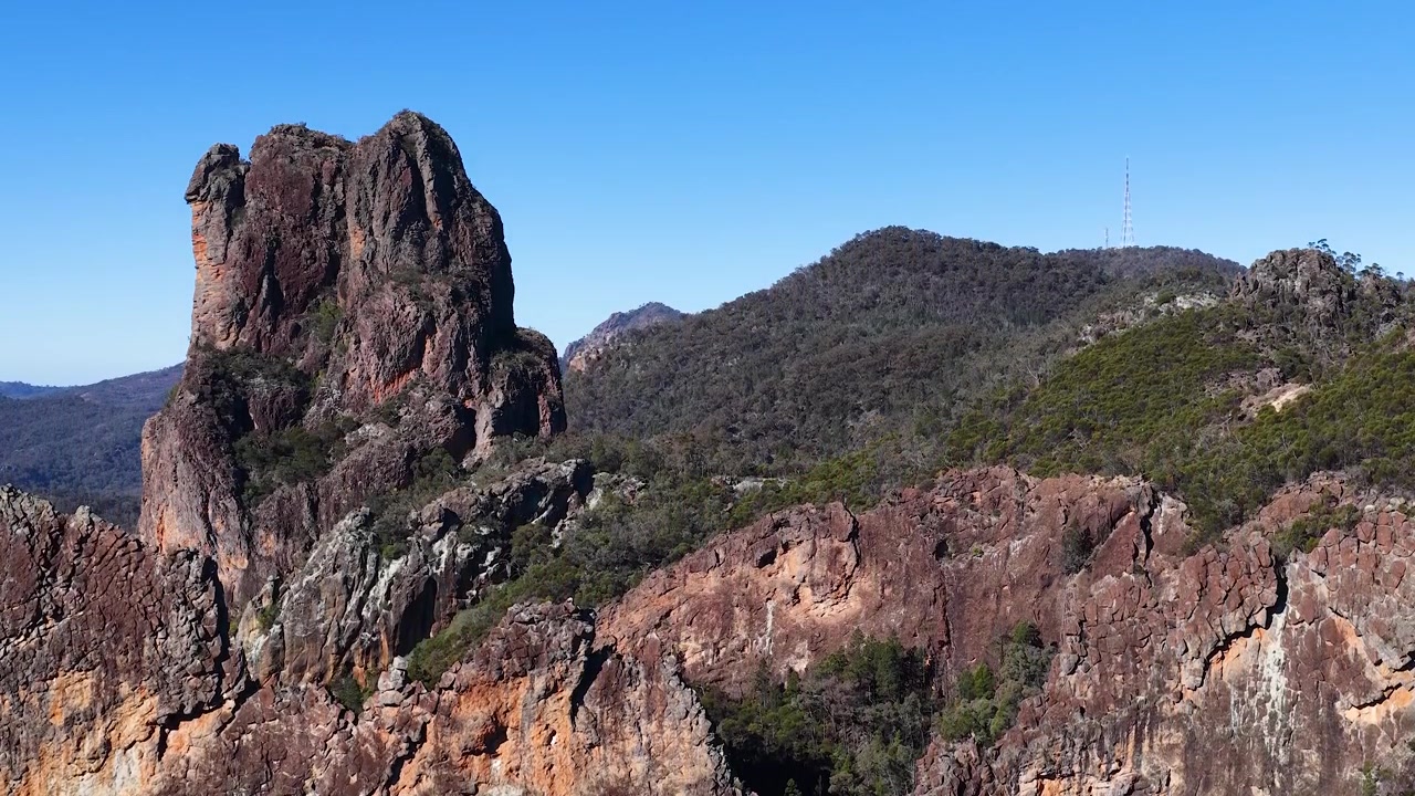 Ampia inquadratura di aspre cime vulcaniche e creste montuose nel Parco Nazionale Warrumbungle, Australia