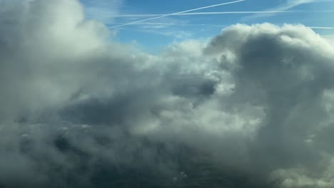 POV-único-Volando-A-Través-De-Un-Cielo-Sereno-Con-Algunas-Nubes-Esponjosas-En-El-Minuto-Dorado