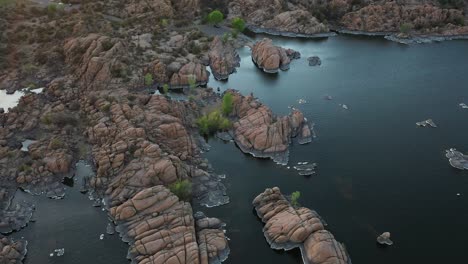 vista aérea de la pintoresca costa rocosa del embalse de agua del lago watson, prescott, arizona, ee.uu., disparo de drones