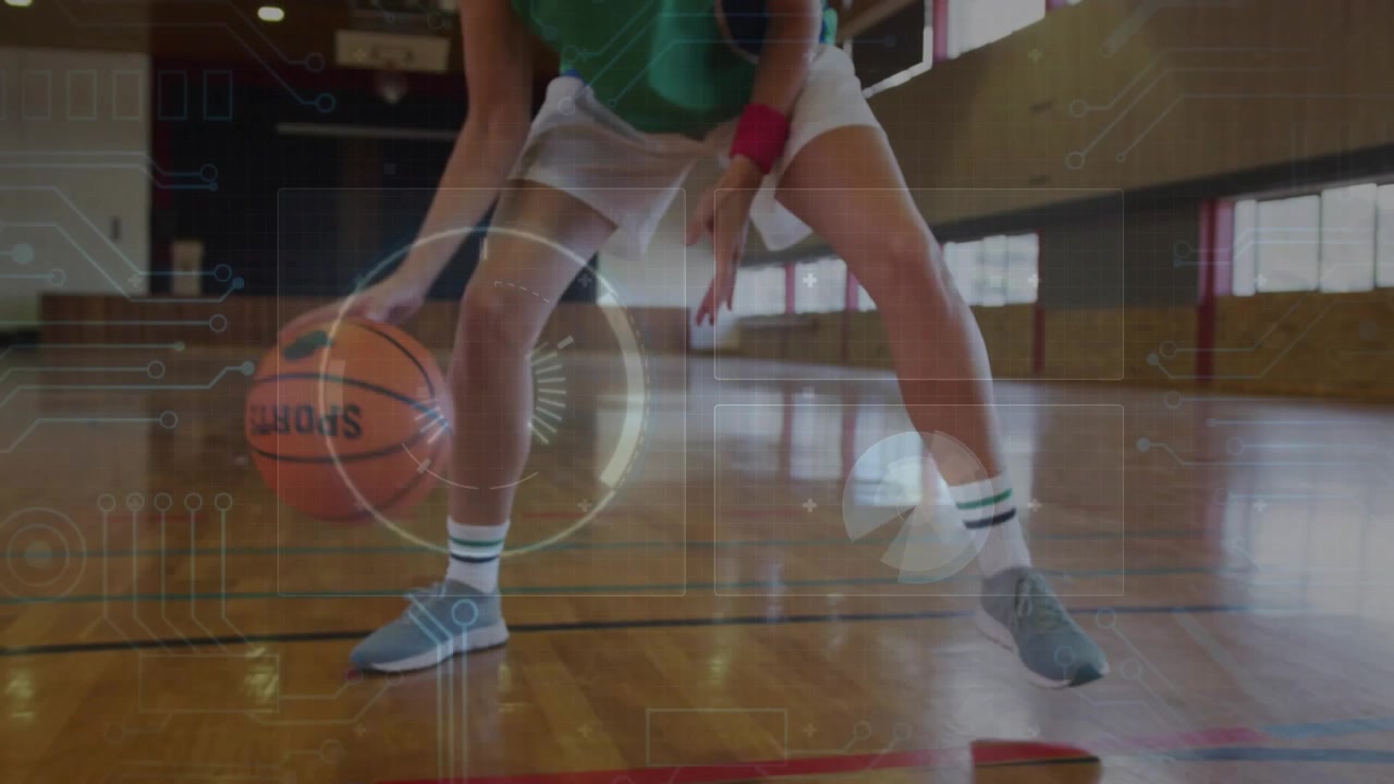 Atleta donna che inizia a palleggiare a basket mentre sovrapposizioni HUD tracciano il crossover
