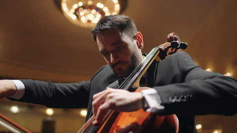 Músico-Talentoso-Toca-El-Violonchelo-En-La-Escena-De-La-Antigua-ópera-Retrato-De-Violonchelista-Concierto-De-Música-Clásica