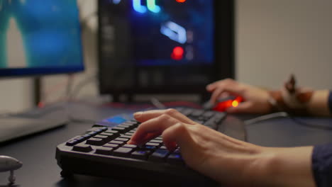 primer plano de un jugador usando el teclado y el ratón rgb