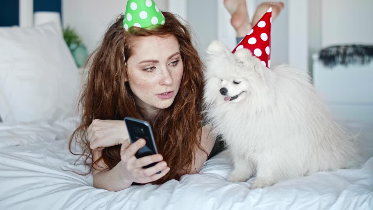 셀카를 찍은 여자가 개에게 보여주는 비디오