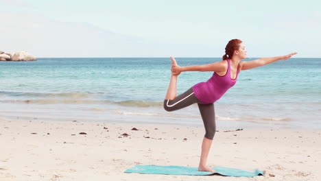 Frau-Macht-Yoga-Am-Strand