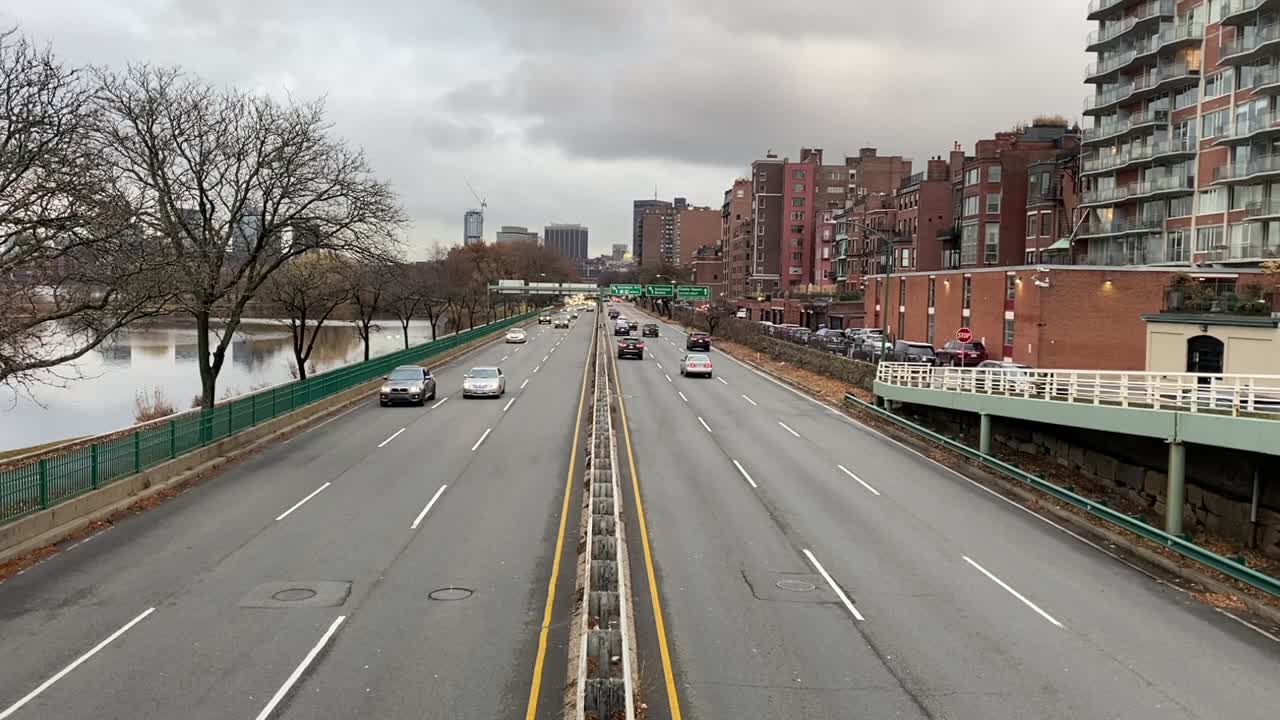 고속도로에서 슬로우 모션으로 운전하는 자동차