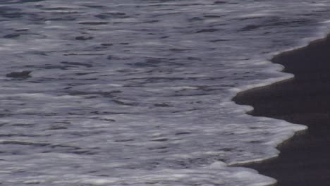 Wellen-Spülen-An-Den-Hawaiianischen-Strand