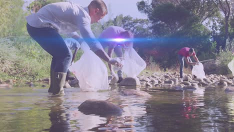 video de luces sobre un grupo feliz diverso recogiendo basura en el campo