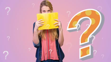 animación de signos de interrogación sobre una estudiante caucásica