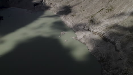 Toma-De-Gran-Angular-Del-Lago-Glaciar-De-Montaña-En-Los-Alpes-Orientales,-Austria,-Toma-De-Drones