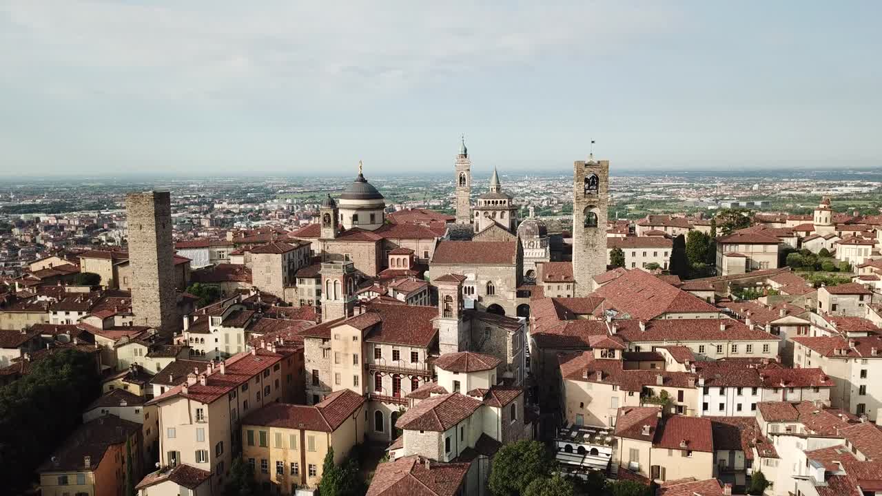 vista aérea de bergamo - ciudad antigua. una de las hermosas ciudades de italia. paisaje del centro de la ciudad y sus edificios históricos