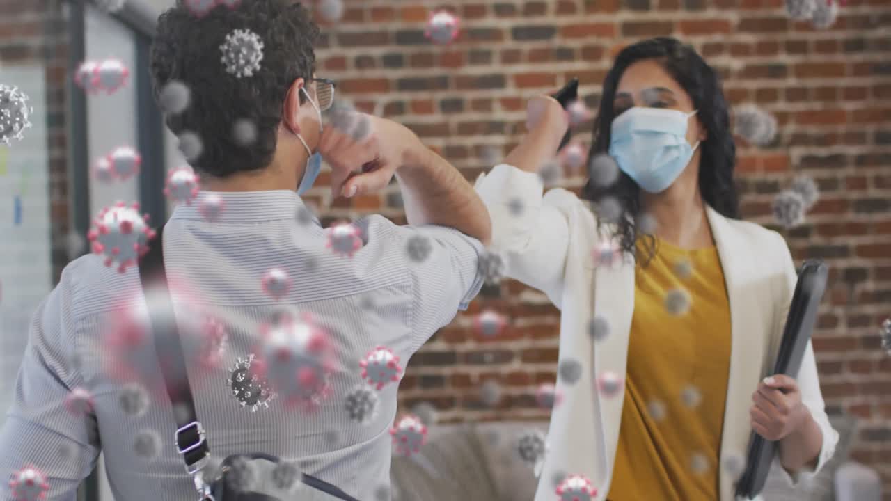 코로나 19 세포의 애니메이션은 얼굴 마스크를 입은 동료들, 사무실에서 팔꿈치를 만지는 동료들 위에 있습니다.