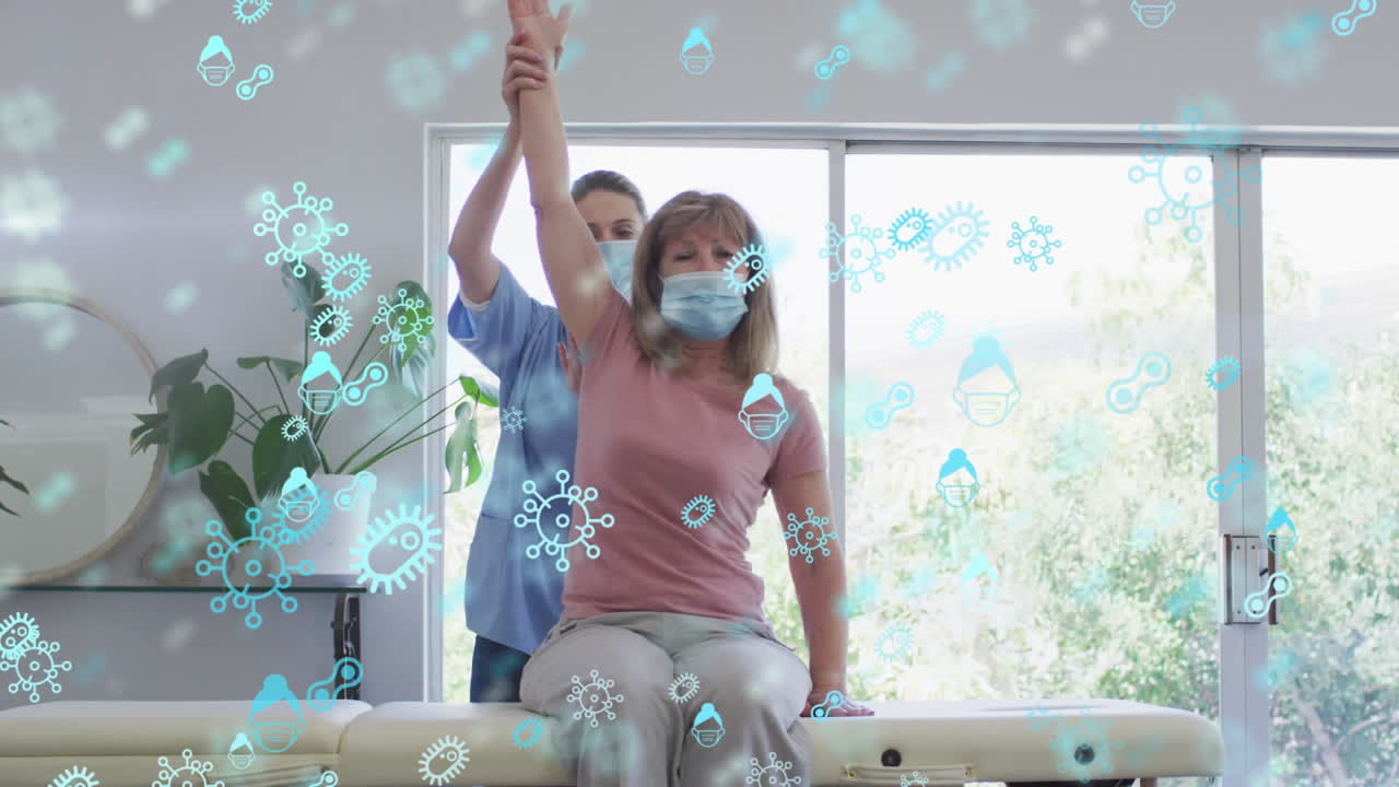 animación de células del virus covid sobre una mujer caucásica mayor y una enfermera que usan máscaras faciales haciendo ejercicio