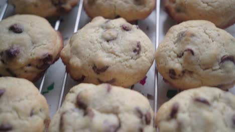 galletas de chispas de chocolate frescas en la rejilla de refrigeración, detalle de cierre desde arriba