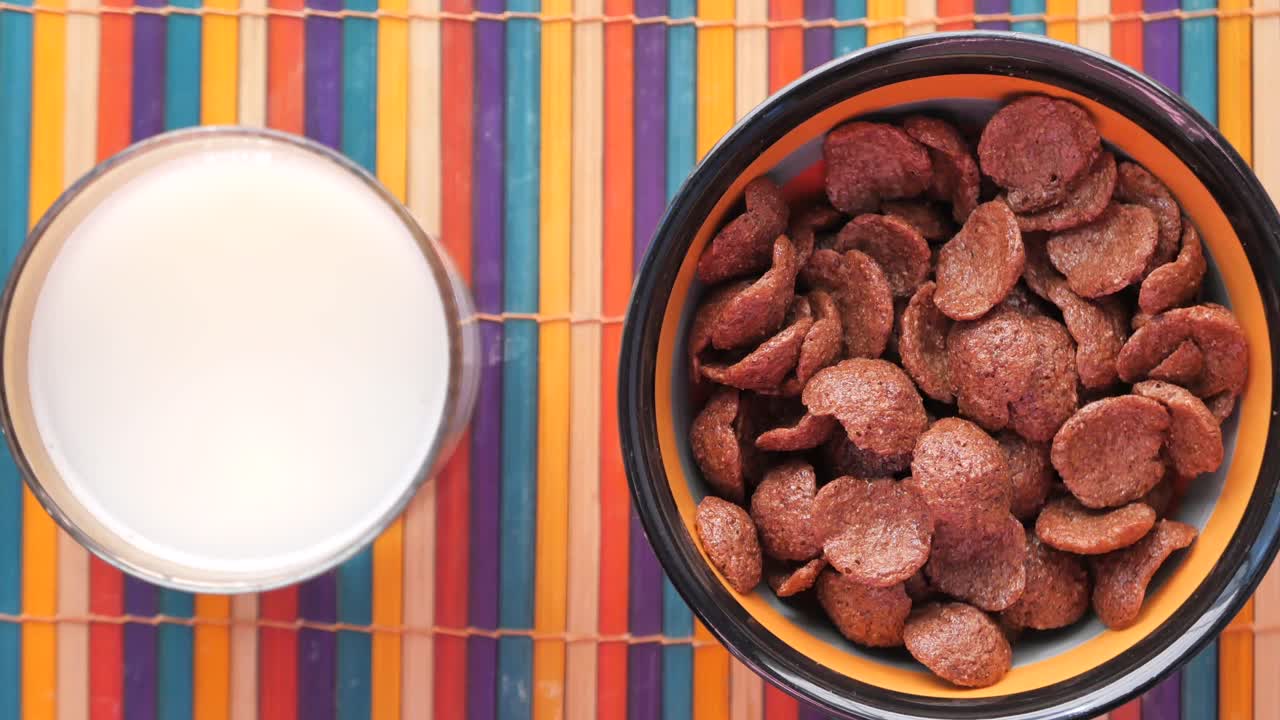 우유와 함께 초콜릿 시리얼